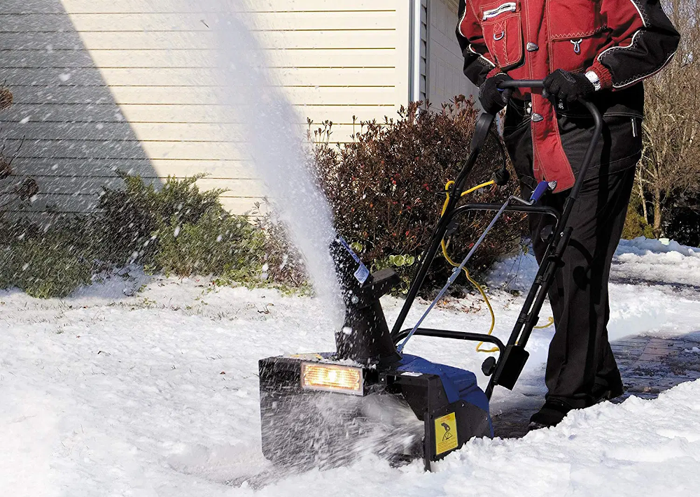 Электрический снегоуборщик