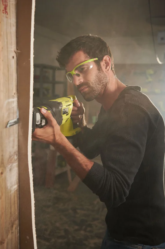 Сабельная пила на стройке